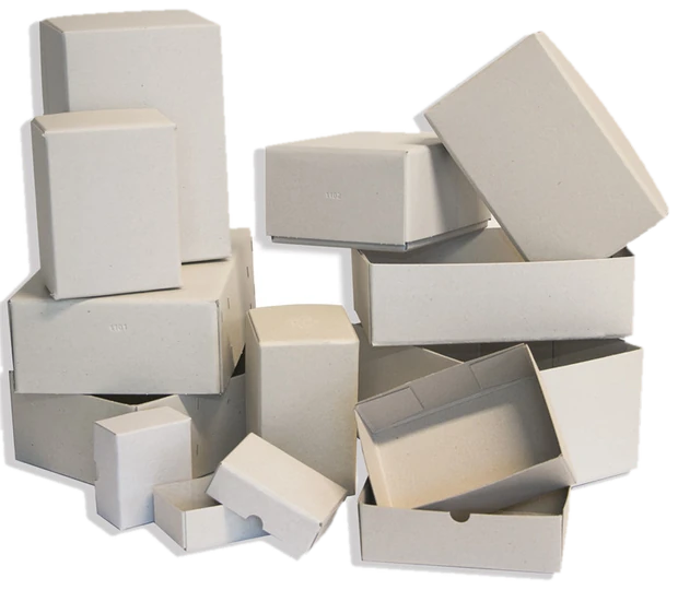 Boîtes industrielles en carton compact, montées et empilées